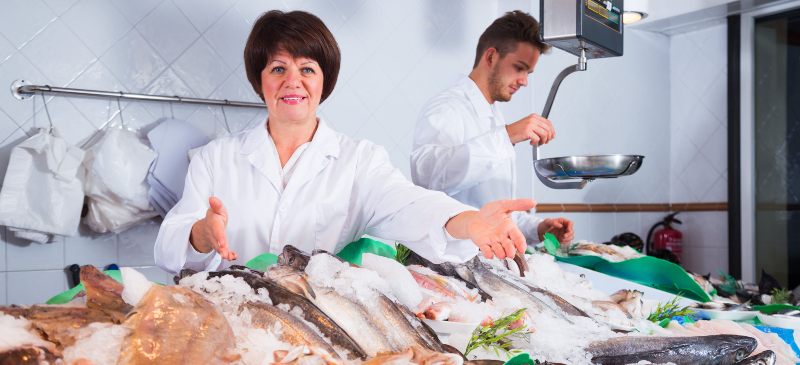 Pescadería en la que se presentan todo tipo de pescados frescos y congelados