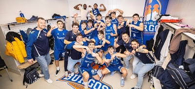 Celebración del ascenso en el vestuario