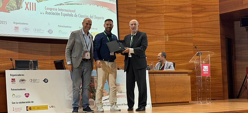 Entrega del premio al profesor Francisco Javier Martín del Burgo Sinarro