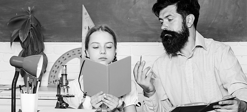 Profesor y alumna en una clase