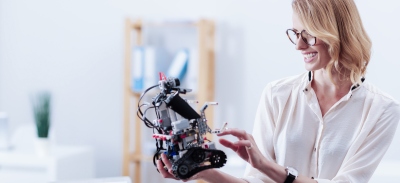 Profesora trabajando en un robot