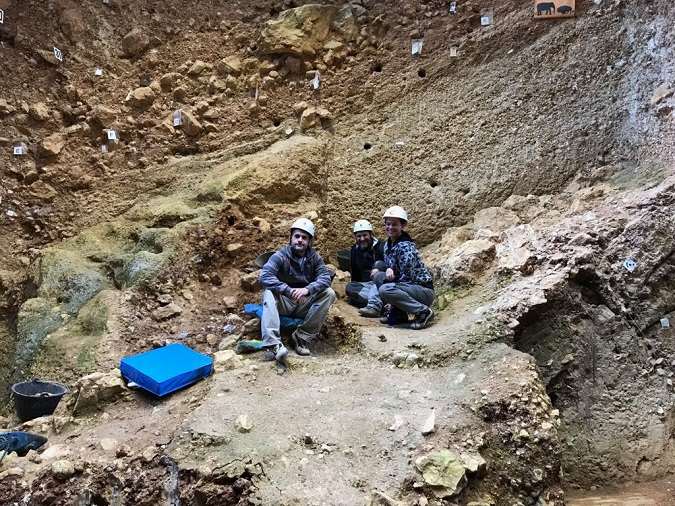 Diego Arceredillo (izquierda), Marcos Terradillos y Laura Rodríguez, en las excavaciones de la Sierra de Atapuerca