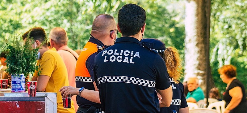 Agentes de policía y de protección civil velando por la seguridad de la población en un evento