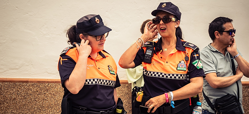 Dos agentes de Protección Civil en la localidad sevillana de Carmona