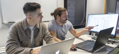 Alejandro e Iago trabajando