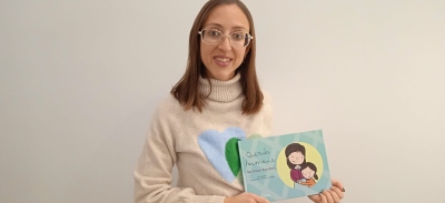 La docente Sara Esperanza Berro con el libro