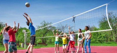 Grupo de alumnos de Secundaria jugando al voleibol.