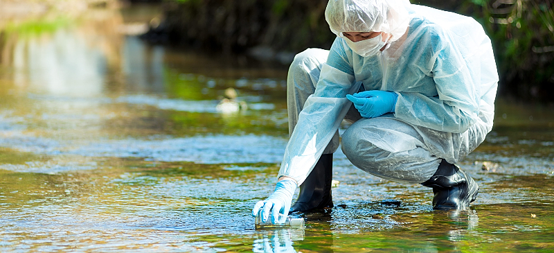 Recogida de muestras en un río para analizar la calidad del agua