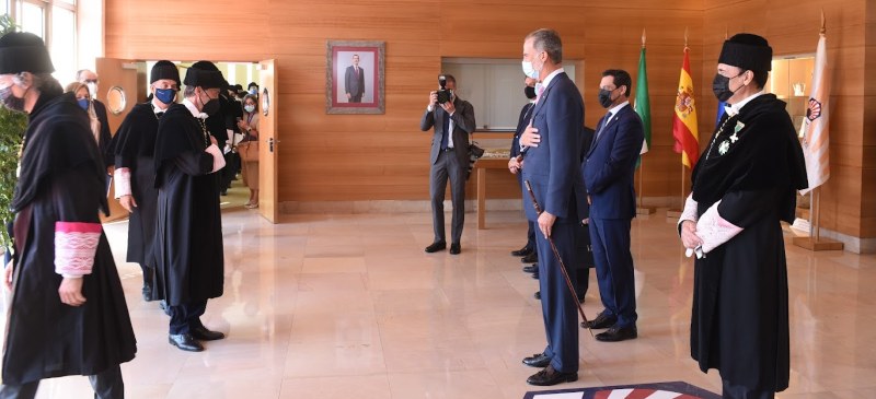 El rector de la Universidad Isabel I saludando a Felipe VI, el ministro de Educación, el presidente de la Junta de Andalucía y el rector de Córdoba.