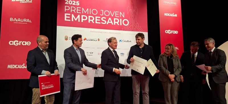 Rector entrega el premio de diploma del Máster en Marketing Digital