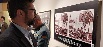 Reinaldo Batista observando una de las fotografías de la exposición