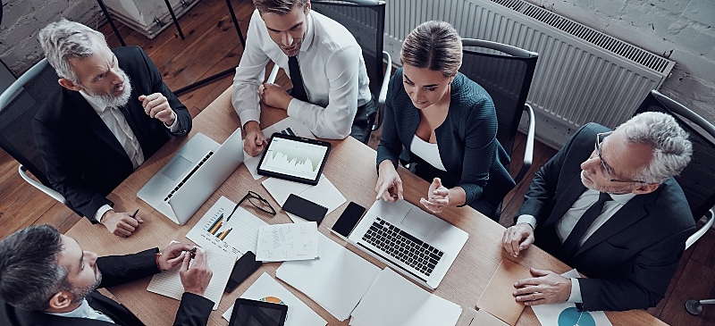 Reunión de negocios empresarial y empleo público