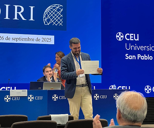 El profesor y doctor Ricardo Gómez Laorga recoge el Premio Antonio Truyol y Serra a su tesis doctoral