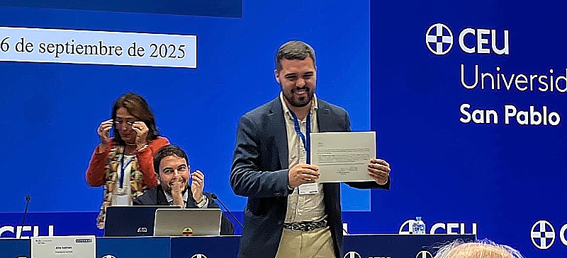 El profesor y doctor Ricardo Gómez Laorga recoge el Premio Antonio Truyol y Serra a su tesis doctoral