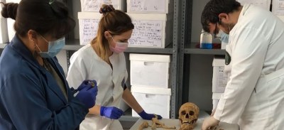 Ricardo Ortega junto a dos de sus colegas