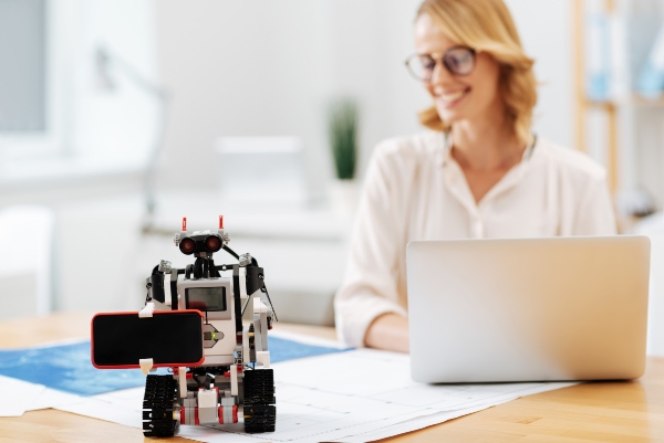 Profesora trabajando en un robot