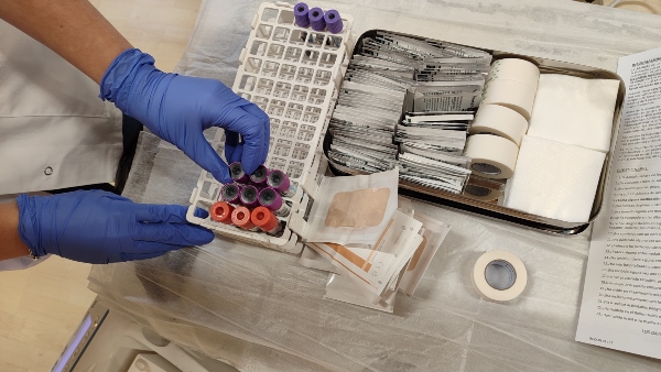 Sara preparando muestras