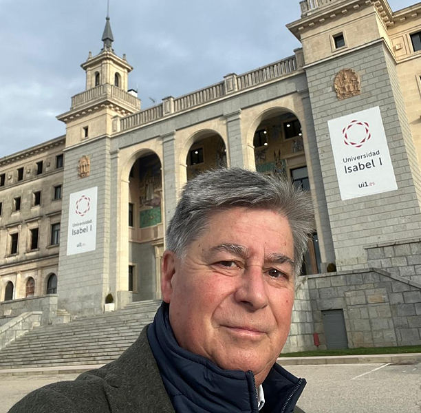 El profesor Palacios frente a la fachada principal de la Universidad