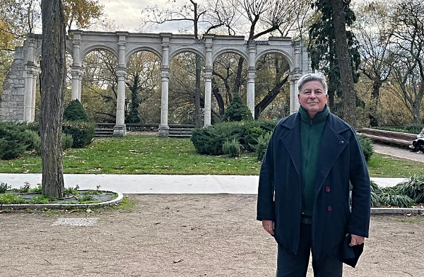 Sergio Palacios en los jardines del Palacio de la Isla, en la capital burgalesa