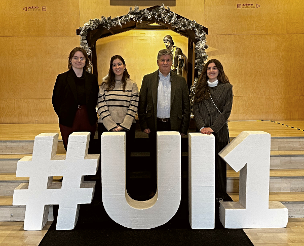 Sergio Palacios con las profesoras Nuria Puentes Ruiz, Marina Martín Moro y Ester Renedo Santamaría