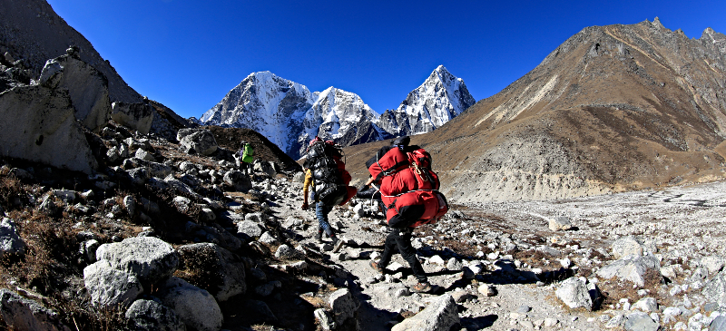 Equipo subiendo a una montaña en el Himalaya