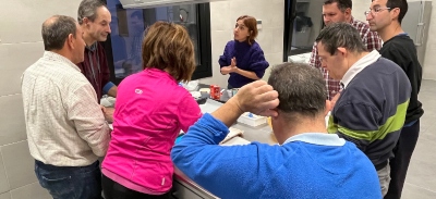 Usuarios y voluntarios en el taller de cocina de APACID en la Universidad Isabel I