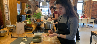 Blanca en el taller de cocina