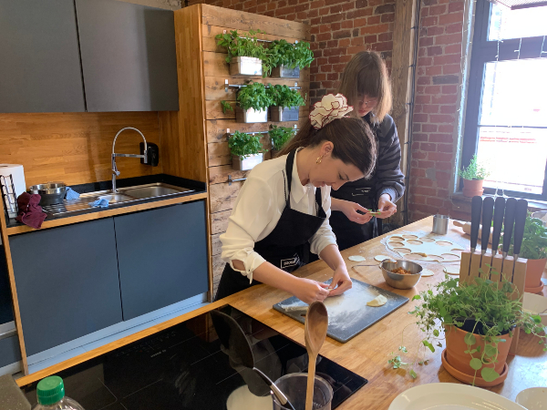 Inma en el taller de cocina