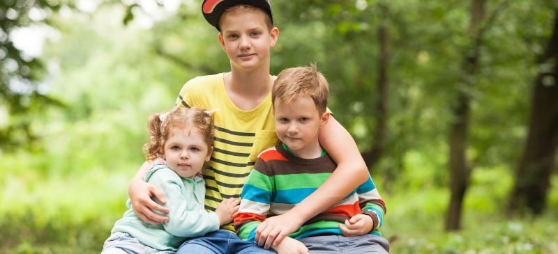 Hermanos abrazados, uno de ellos con TEA