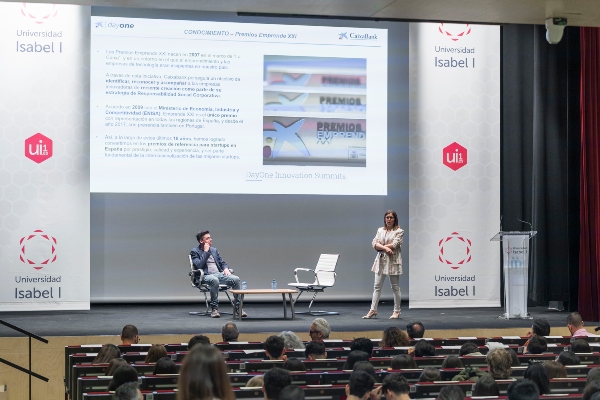 Vanessa Paniagua (CaixaBank DayOne) y el emprendedor Alejandro Álvarez (QUEVANA) 