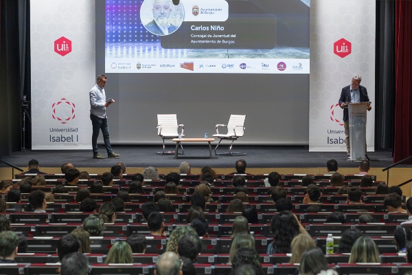 Tomás con Carlos Niño en el escenario