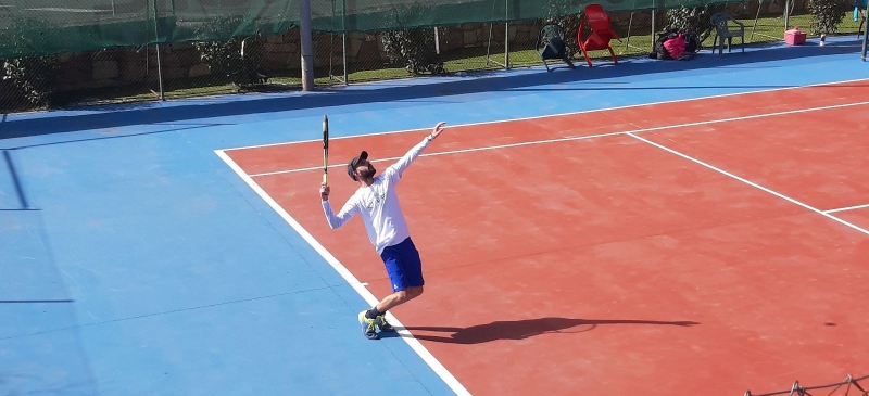 Alumno de la Universidad Isabel I en un partido de tenis del Trofeo Rector 2023