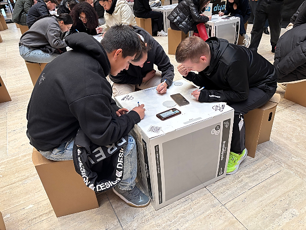 Alumnos trabajando en el equipo