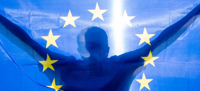 Bandera europea con el fondo de un chico de espaldas