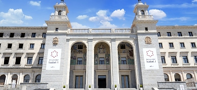 Fachada principal de la Universidad Isabel I