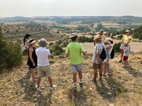 Miembros de la comunidad universitaria de la Universidad Isabel I durante las explicaciones en el yacimiento