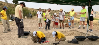 Miembros de la comunidad universitaria de la Universidad Isabel I en el yacimiento arqueológico de Klounioq