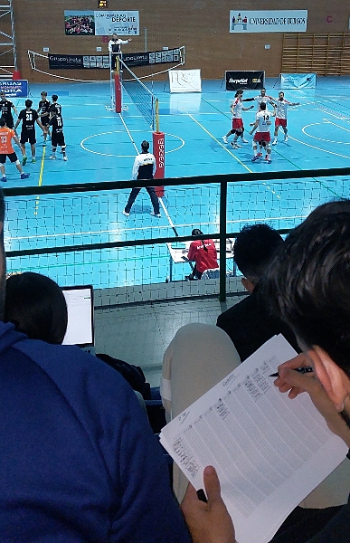 Un alumno tomando anotaciones en el partido