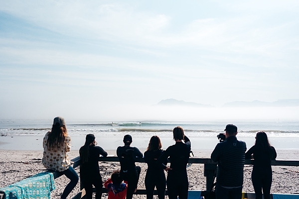 El equipo internacional en la playa