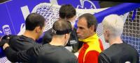 Daniel Palacín entrenador de goalball dando instrucciones al equipo masculino