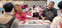Sandra Arnáiz y Marcos Iturriaga atendiendo a los alumnos que solicitan información en el stand de la Universidad Isabel I.
