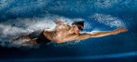 Chico practicando natación profesional