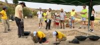 Miembros de la comunidad universitaria de la Universidad Isabel I en el yacimiento arqueológico de Klounioq